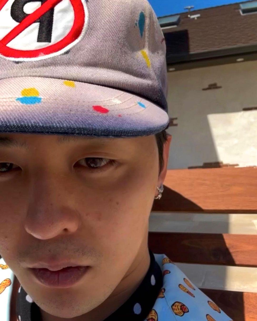GD分享的自拍照中,眼神看起來有點無精打采。(圖/翻攝自GD IG)