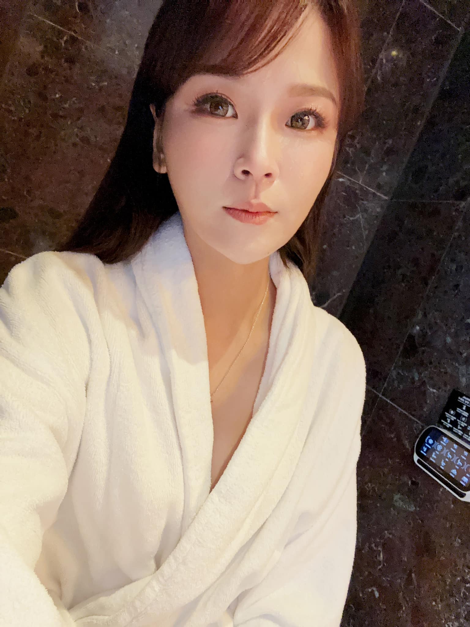 丟丟妹穿深V浴袍道歉,超有誠意。(圖/翻攝自樓頂揪樓下臉書)