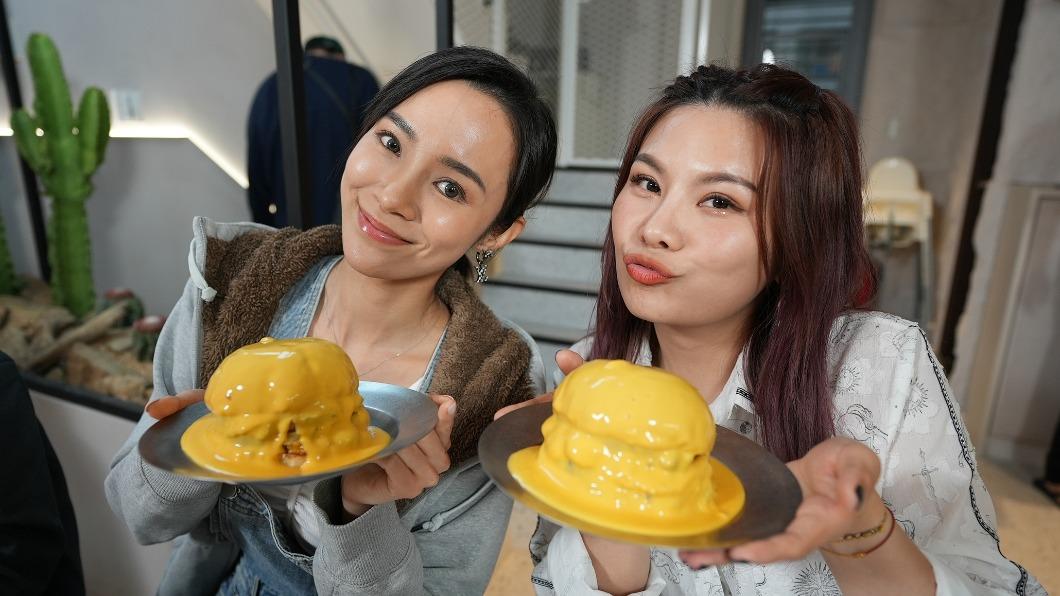 康茵茵（左）、董仔搶邀大胃王到家中作客。（圖／緯來綜合台提供）