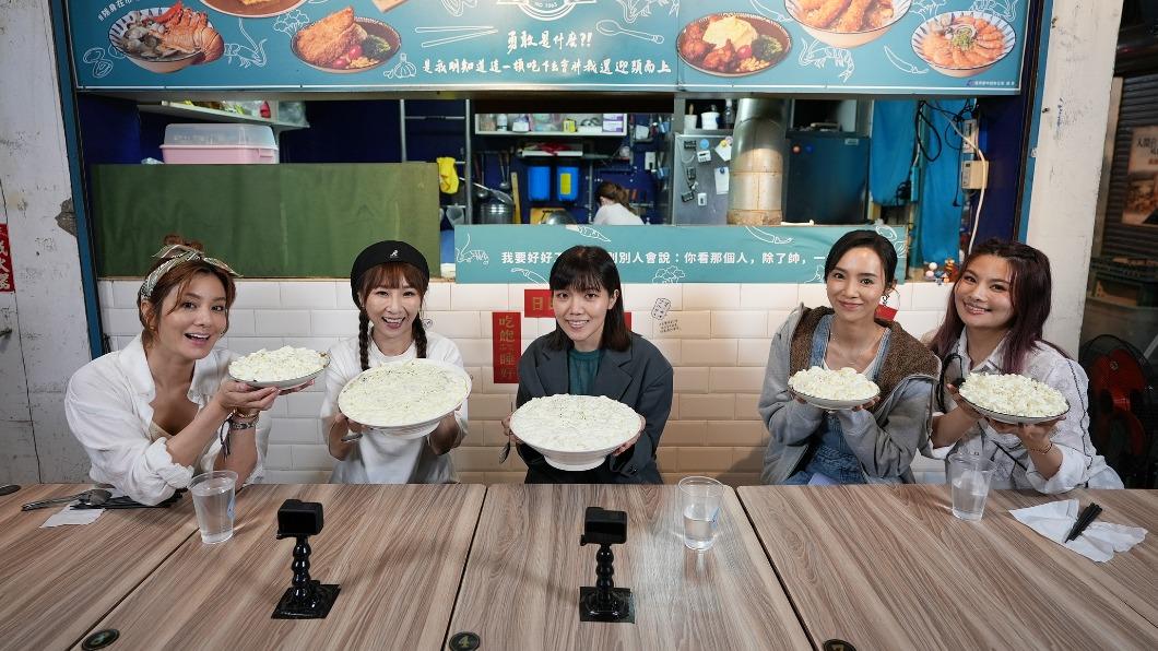 左起莎莎、大胃王艾嘉、大胃王Lala、來賓康茵茵、董仔,一起品嚐美食。(圖/緯來綜合台提供)