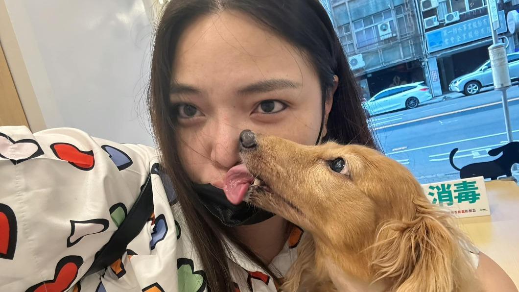 小甜甜和愛犬茼蒿感情非常好，動保處也證明她並未有虐犬狀況。（圖／翻攝自小甜甜臉書）