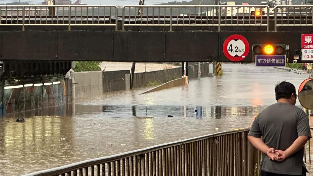 香山高中急停課!雷雨夜襲新竹 多處淹水「地下道封閉」
