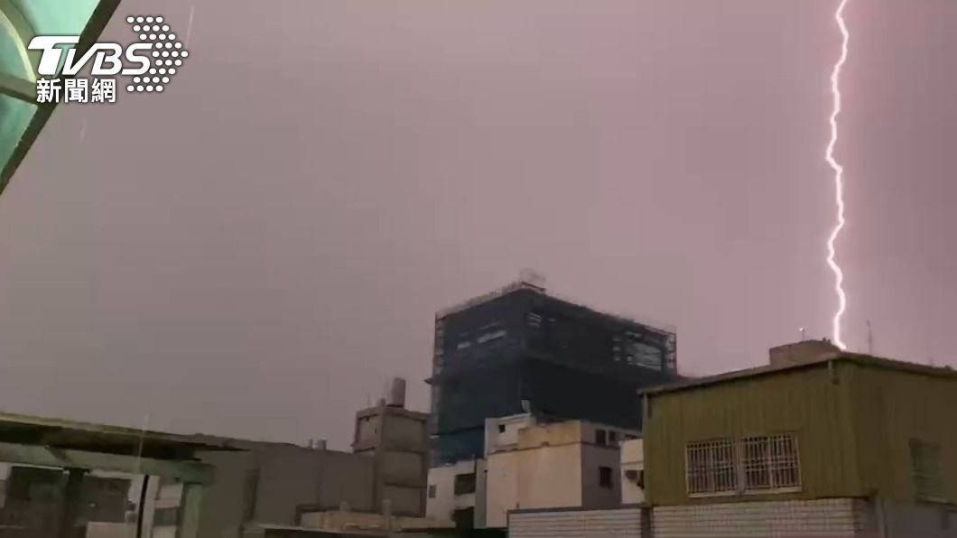雷雨炸整夜桃園逾萬戶停電!台電急搶修 上午7時半全數復電