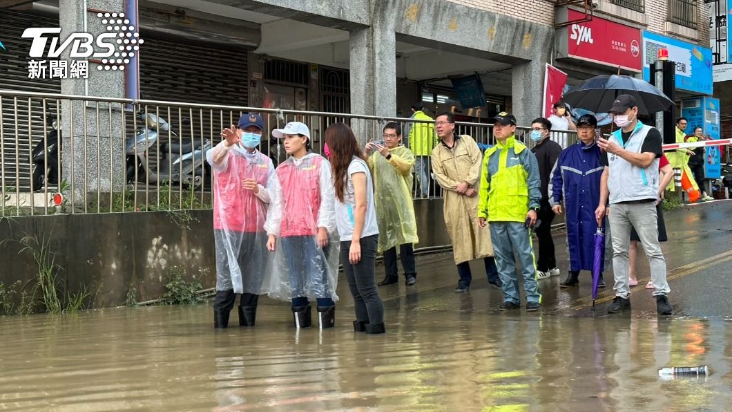新竹市多處地下道積淹水,目前正緊急抽水中。(圖/新竹市政府提供)