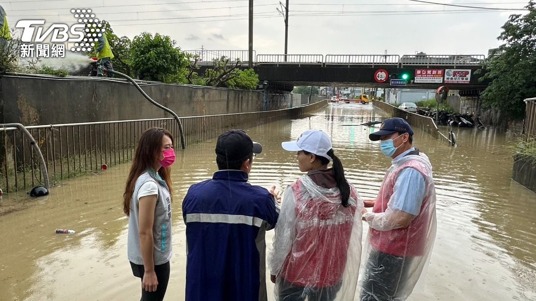 時雨量破百！竹科地下道全淹上班族哀號　水深達1公尺