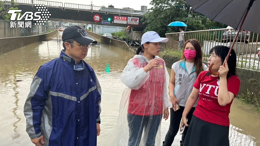提醒民眾出門務必小心地下道,建議繞道而行。(圖/新竹市政府提供)