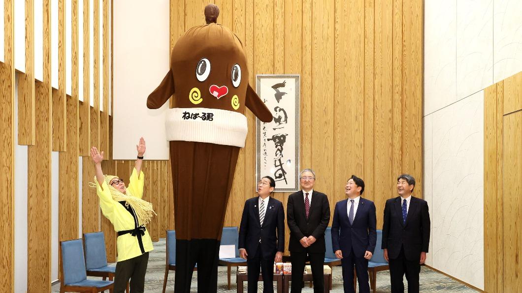 在首相官邸吃納豆! 吉祥物納豆忽「牽絲拉長」嚇到岸田