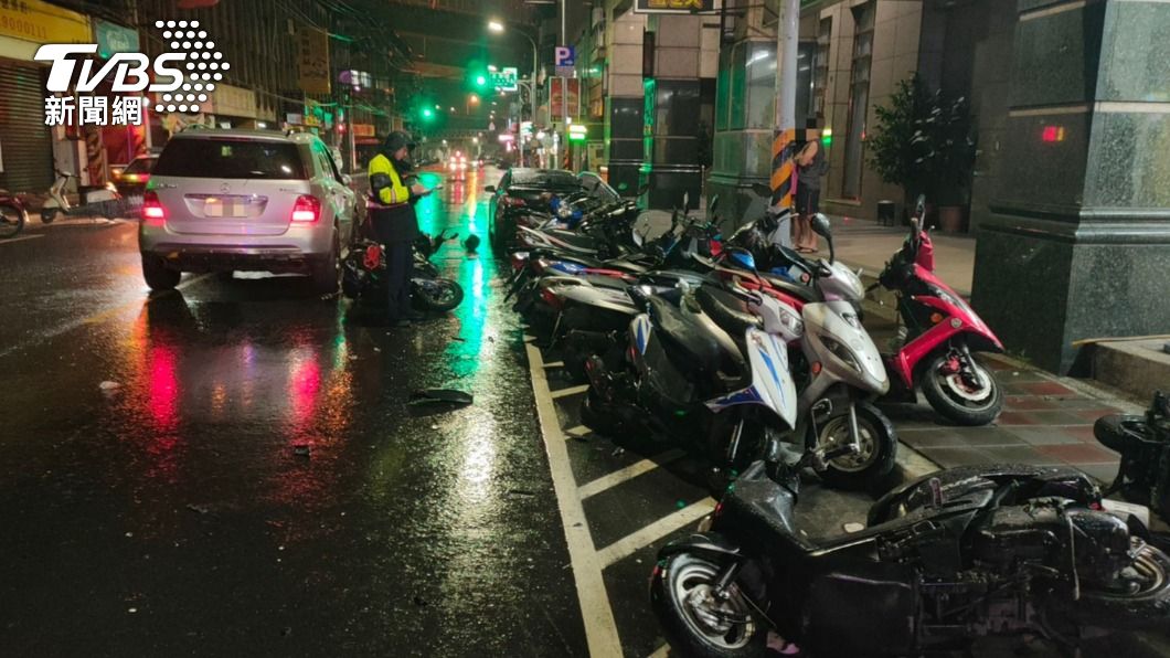 賠慘了!賓士休旅車疑天雨路滑 失控撞倒22輛機車