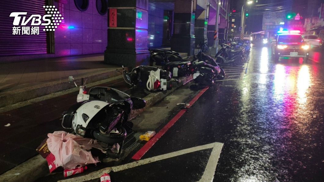 賓士車疑似打滑失控撞倒整排機車,所幸未造成人員傷亡。(圖/TVBS)