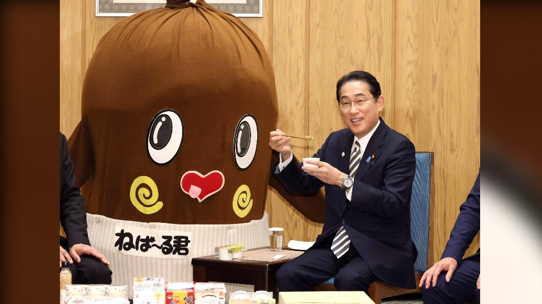 在官邸內吃起納豆的岸田,一旁的吉祥物也十分搶鏡。(圖/翻攝自日本首相官邸官網)