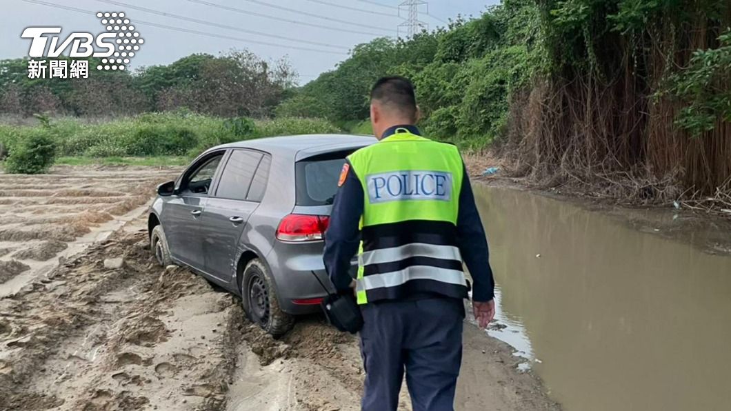 導航說省20分鐘!整車卡進積水農地 女崩潰台中秒變田中
