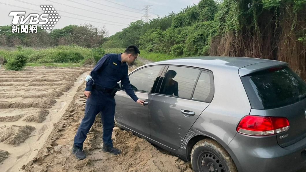員警停車再徒步走進去。(圖/TVBS)