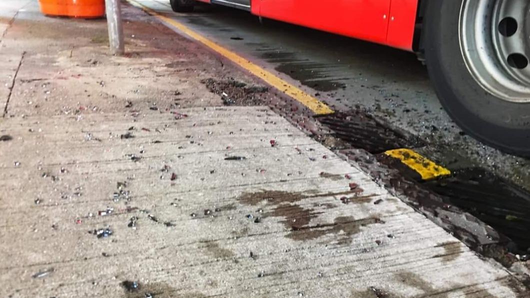 現場遺留車窗碎玻璃。（圖／翻攝自香港 • 社實臉書）