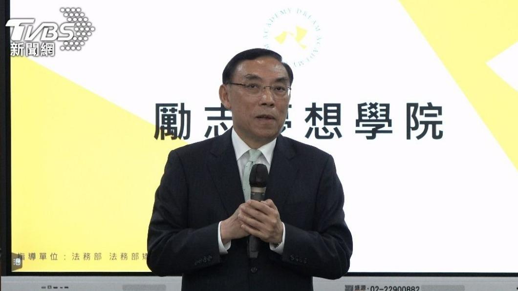 法務部長蔡清祥(左)允諾幫少女尋親。(圖/法務部提供)