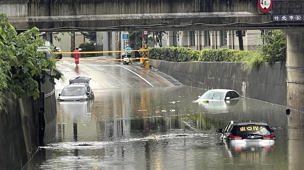別死命硬闖！竹北中和街地下道「淹水吞3車」急拉封鎖線