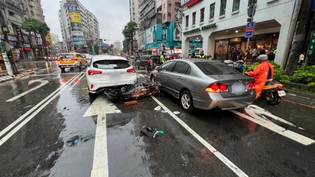 快訊／土城嚴重事故！機車騎士卡車底　無生命跡象送醫搶救