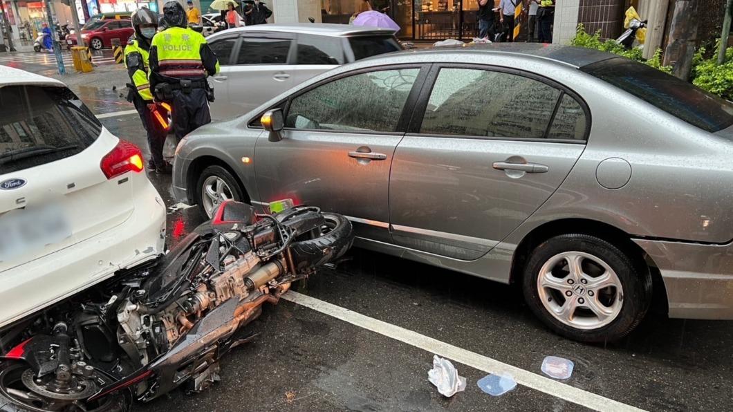 現場疑似機車與小轎車發生擦撞。（圖／民眾提供）