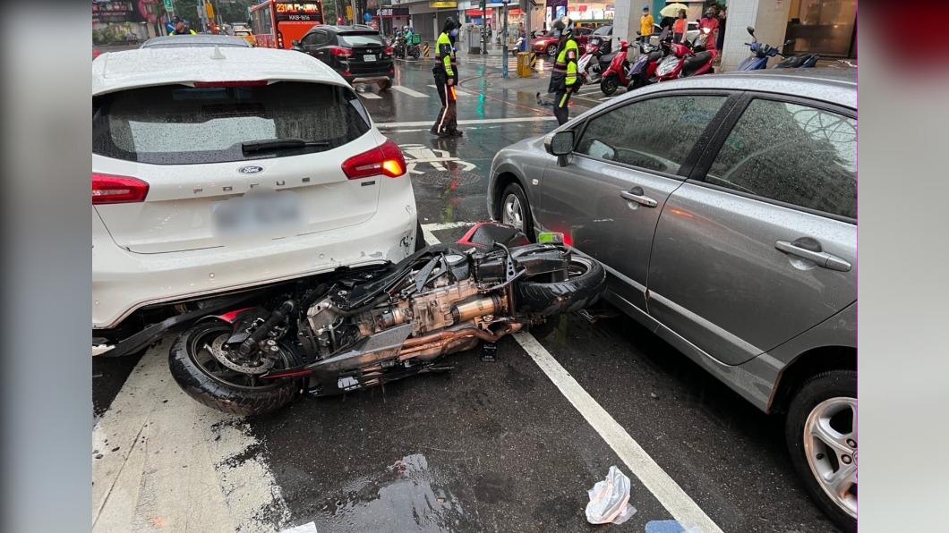 現場疑似機車、小轎車發生擦撞事故。（圖／民眾提供）