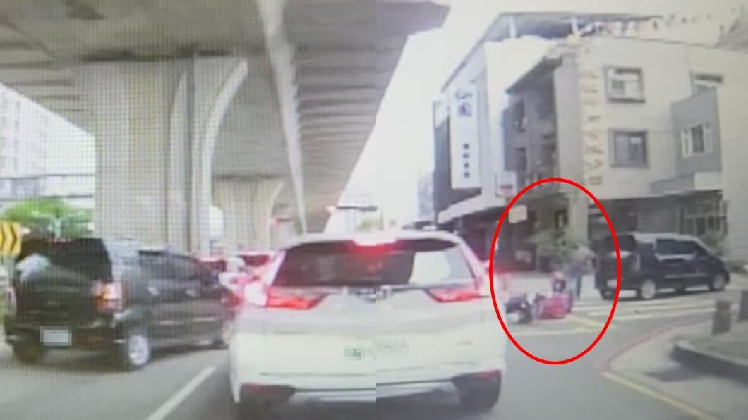 婦「內線右轉」擊落外送員　下車反嗆：沒看我打方向燈？