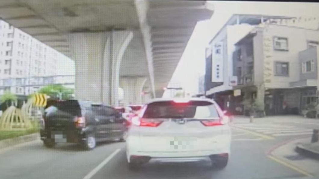 黑色廂型車從內線車道直接右轉。（圖／翻攝自爆料公社）