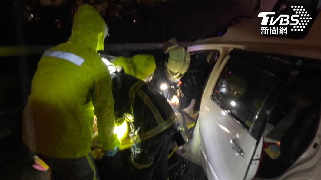 豪雨炸新竹!國1轎車打滑失控 遭大車追撞2人夾車內慘死