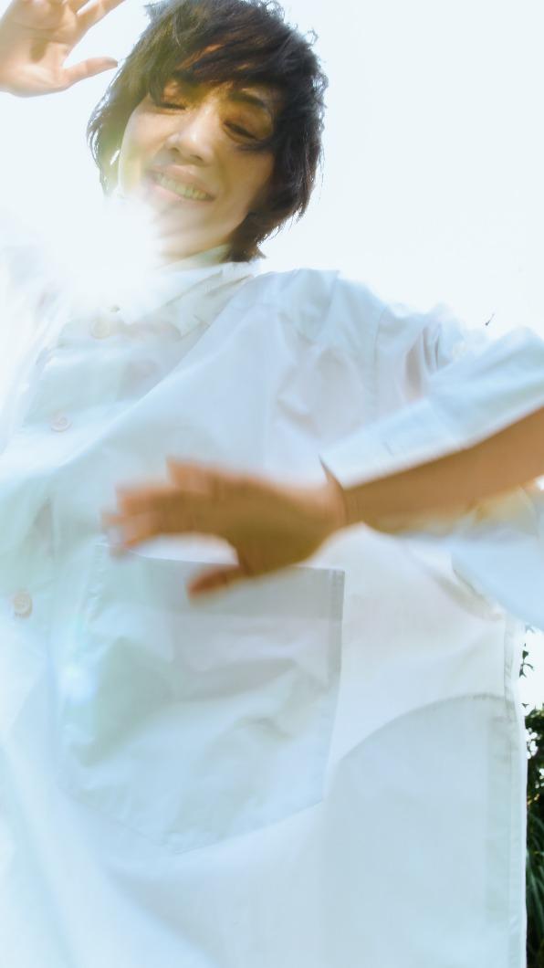 萬芳將新巡演命名為「願陽光照耀」,主視覺也以此概念呈現。(圖/原點概念有限公司提供)