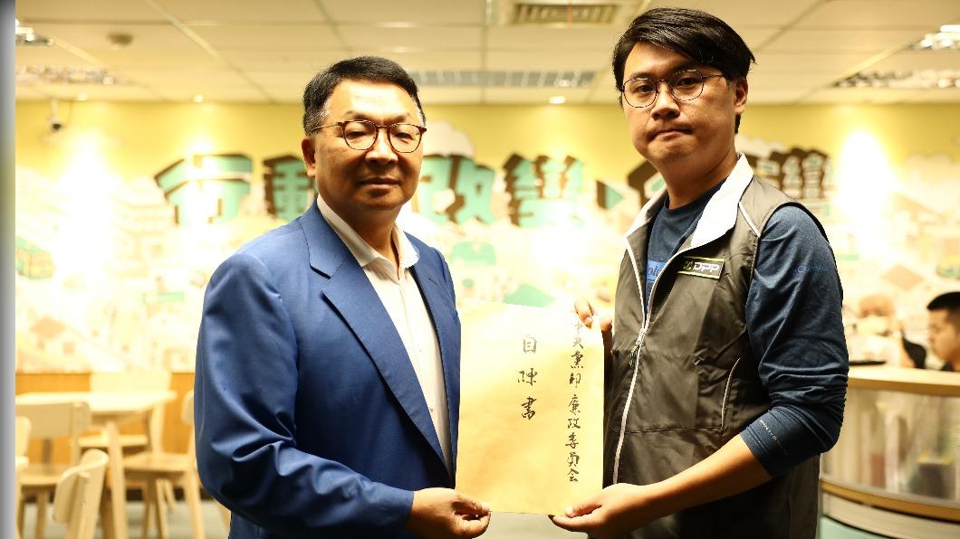 鞠躬道歉!辦公室借詐騙集團、認受贊助 綠委:我識人不明