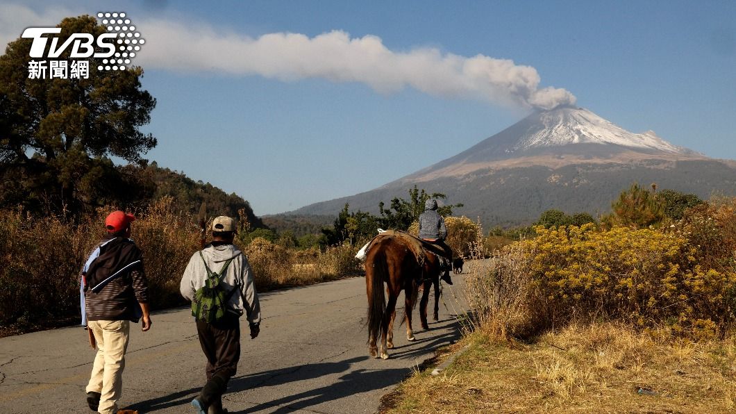 天空中明顯可見火山噴出的火山灰及氣體。（圖／達志影像路透社）