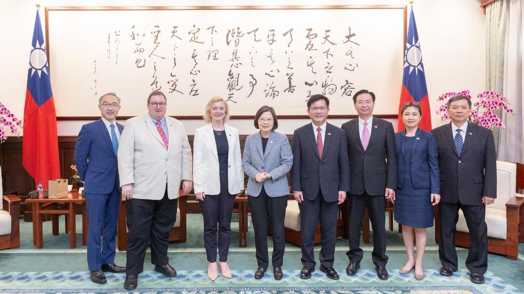 總統蔡英文今上午接見英國前首相特拉斯(Liz Truss)。(圖/總統府提供)