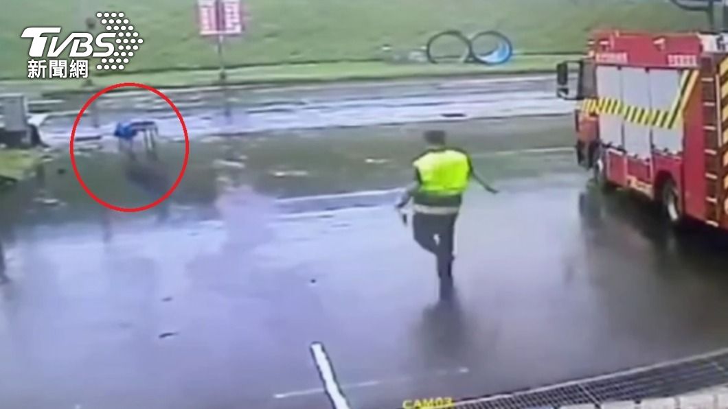 風大釀禍!消防隊擔架被吹到大馬路 無辜騎士撞上慘摔