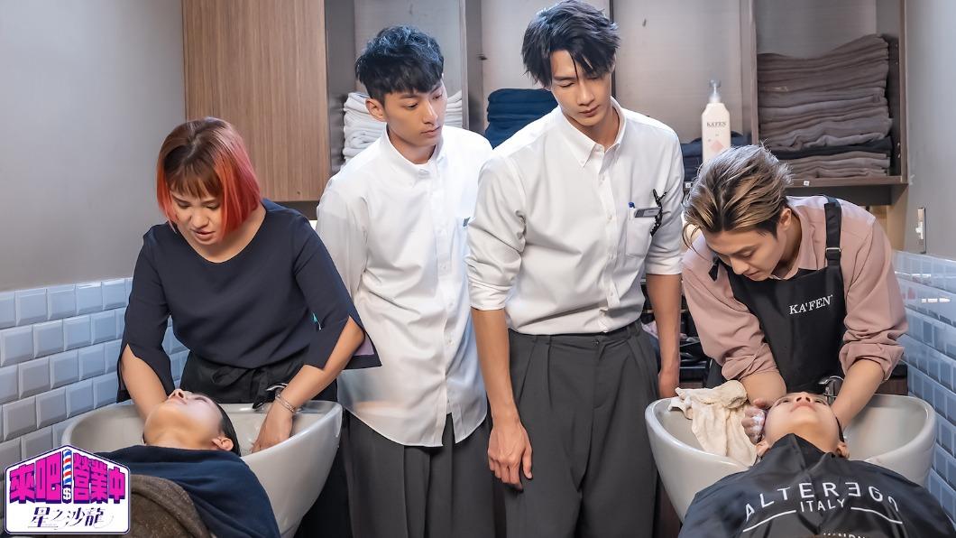 謝依霖(左)、王子(右)練習洗頭。(圖/TVBS)