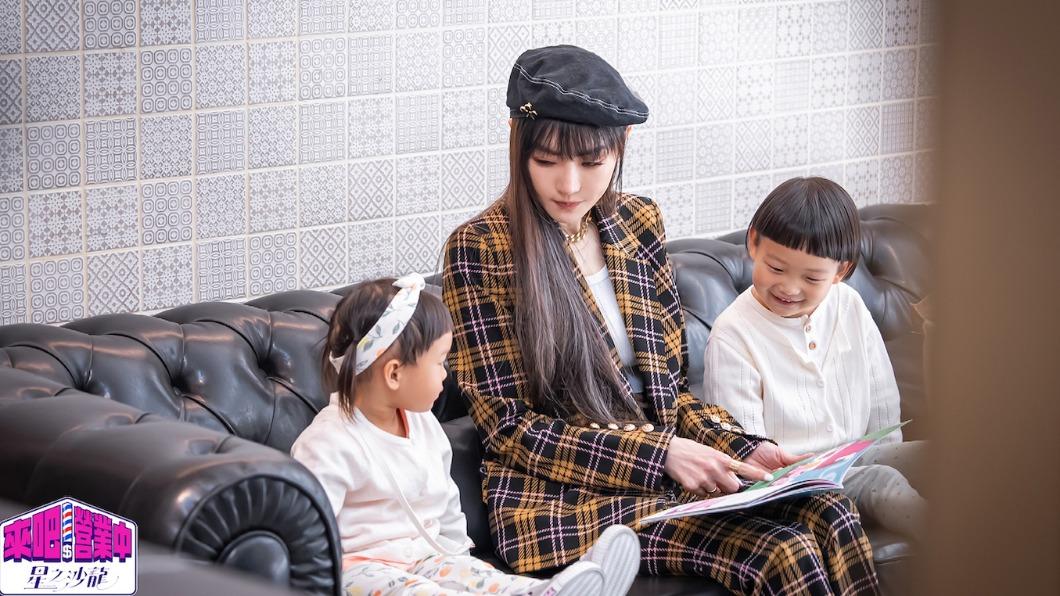謝金燕(中)陪伴小孩看故事書。(圖/TVBS)