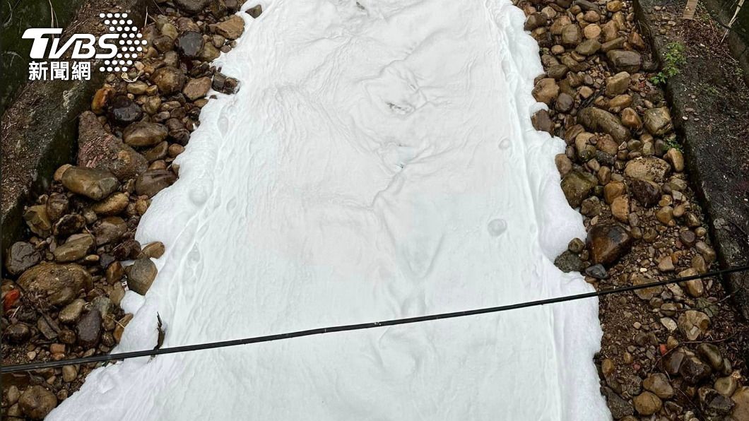 泡泡的逆襲!水碓窠溪遭汙染 環保局鎖定可疑洗衣業者