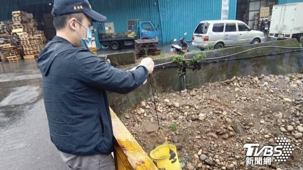 環保局稽查人員採集水樣。(圖/新北市環保局)