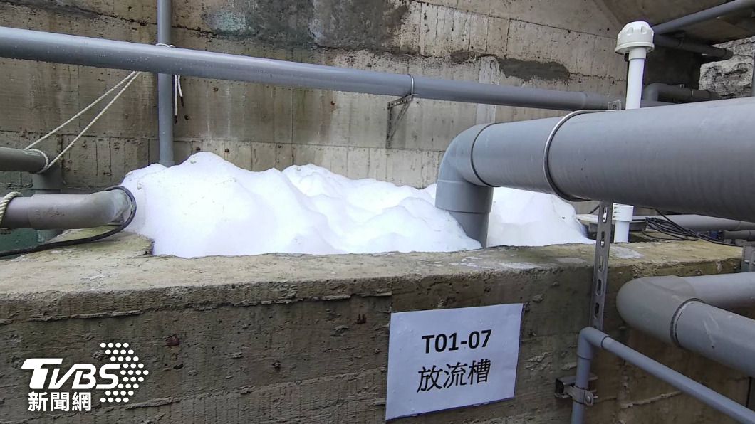 可疑業者「放流槽」有殘留洗衣泡泡。(圖/新北市環保局)