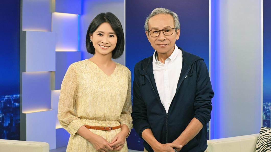 吳念真(右)接受主持人侯乃榕的訪問。(圖/台視提供)