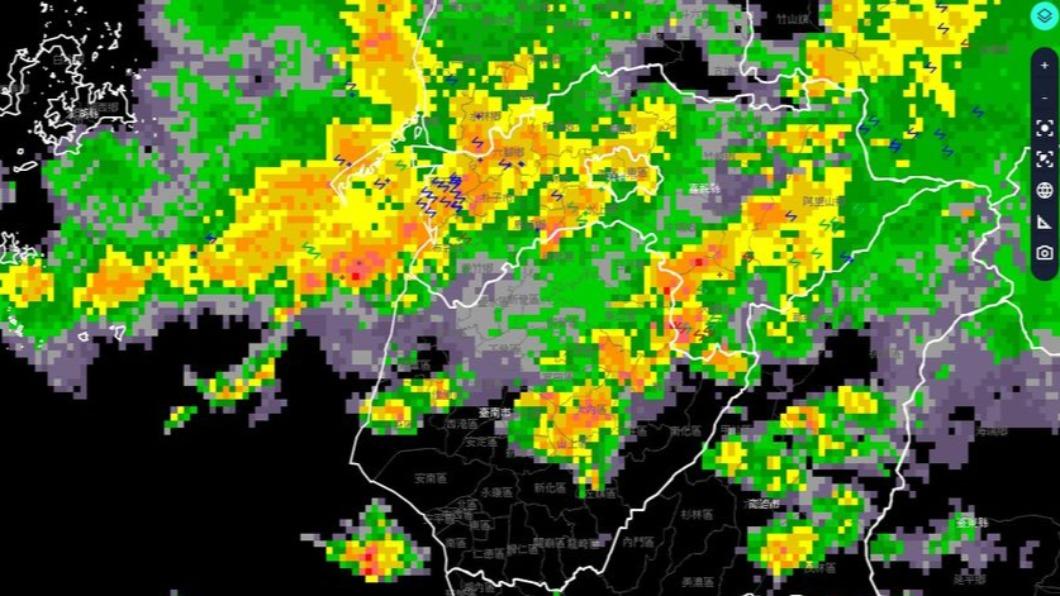 「台灣颱風論壇|天氣特急」提醒台南民眾注意間歇雷陣雨。(圖/翻攝自台灣颱風論壇|天氣特急)
