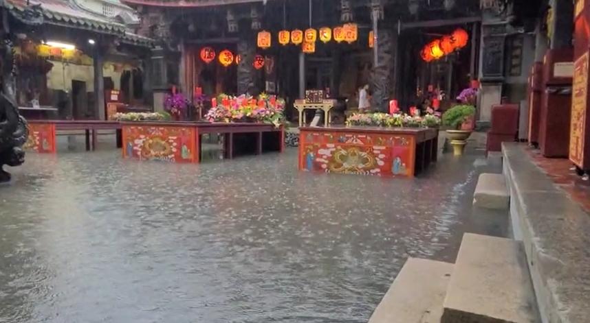 鹿港天后宮內的神桌全泡水。(圖/翻攝自記者爆料網)