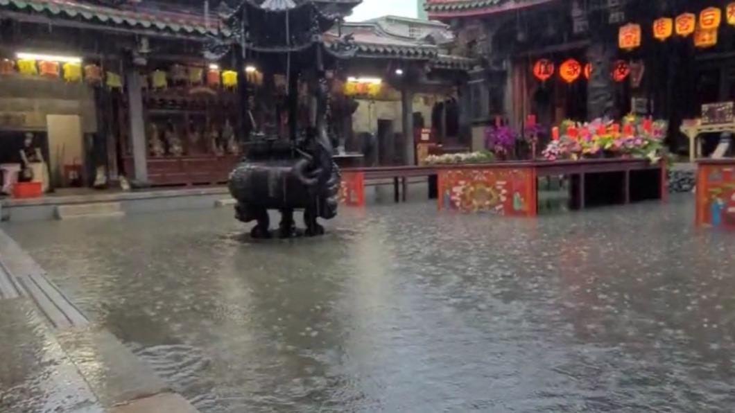 神明也擋不了雨！鹿港天后宮淹一片　天公爐、神桌全泡水