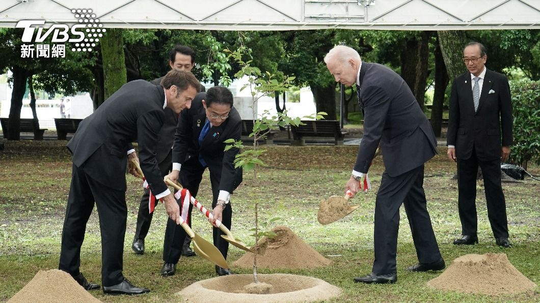 法國總統馬克宏（左）、日本首相岸田文雄（中）、美國總統拜登（右）三人一起種植象徵和平的櫻花樹。（圖／達志影像路透社）