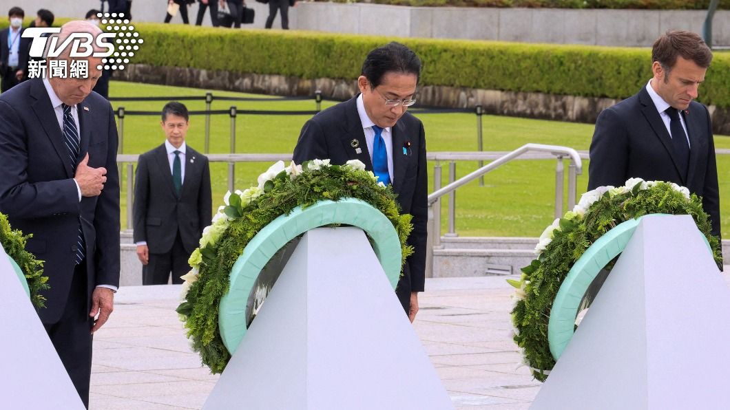 拜登（左）、岸田（中）以及馬克宏（右）三人在慰靈碑前默哀。（圖／達志影像路透社）