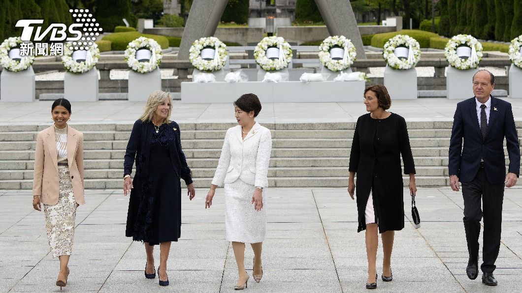 圖左至右為英國首相夫人、美國總統夫人、日本首相夫人、德國總理夫人、歐盟主席丈夫。（圖／達志影像路透社）