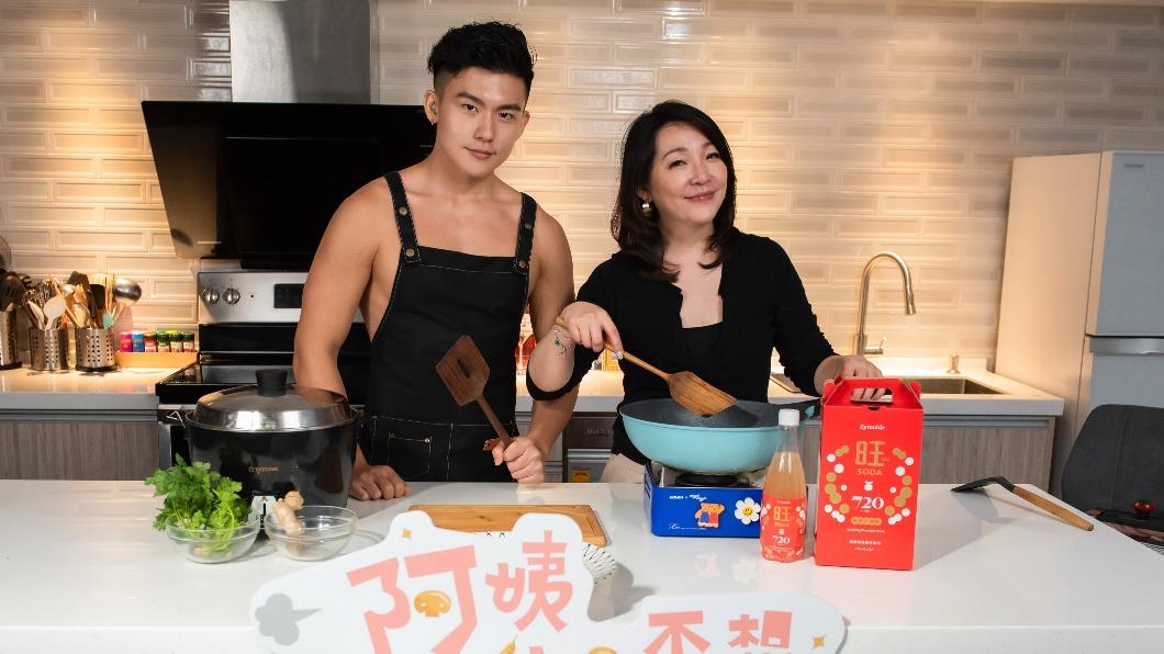 25歲寫真鮮肉喊「阿姨我不想努力」 裸身穿圍裙任她撫摸