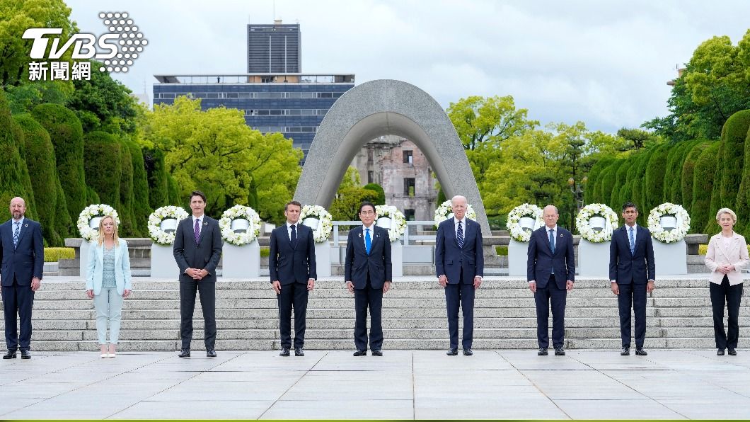 由左至右為歐盟議長、義大利首相、加拿大總理、法國總統、日本首相、美國總統、德國總理、英國首相及歐盟主席 。（圖／達志影像路透社）