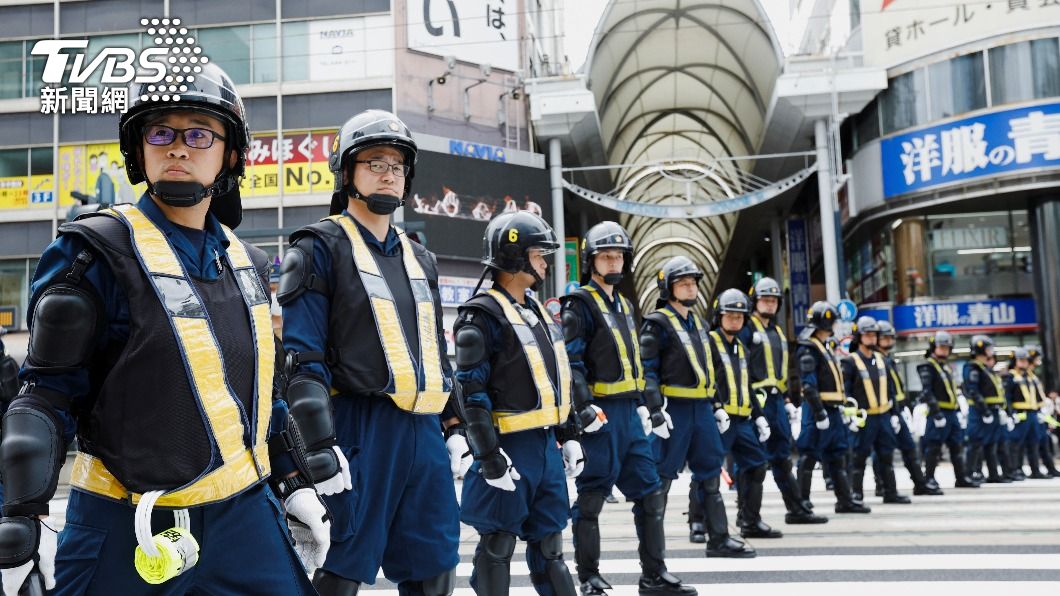 現場集結大量警力來維安及應對抗議示威的群眾。（圖／達志影像路透社）