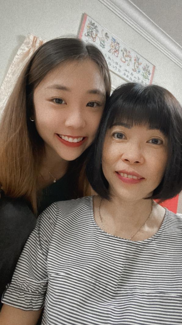 艾薇（左）返鄉後，開心品嘗媽媽的家常菜。（圖／環球音樂提供）
