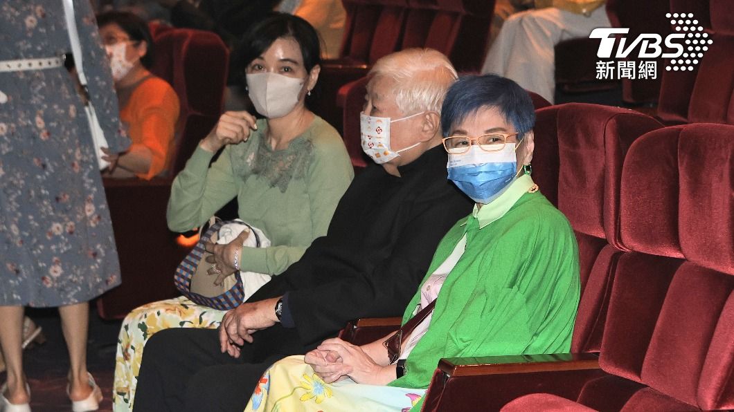 張小燕(右起)和南僑集團董事長陳飛龍坐在第1排搶看。(圖/張哲鳴攝)
