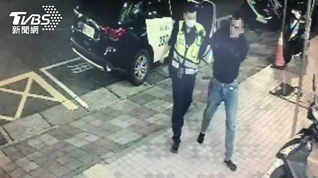 廖姓通緝犯被警方上銬帶回偵辦。(圖/TVBS)