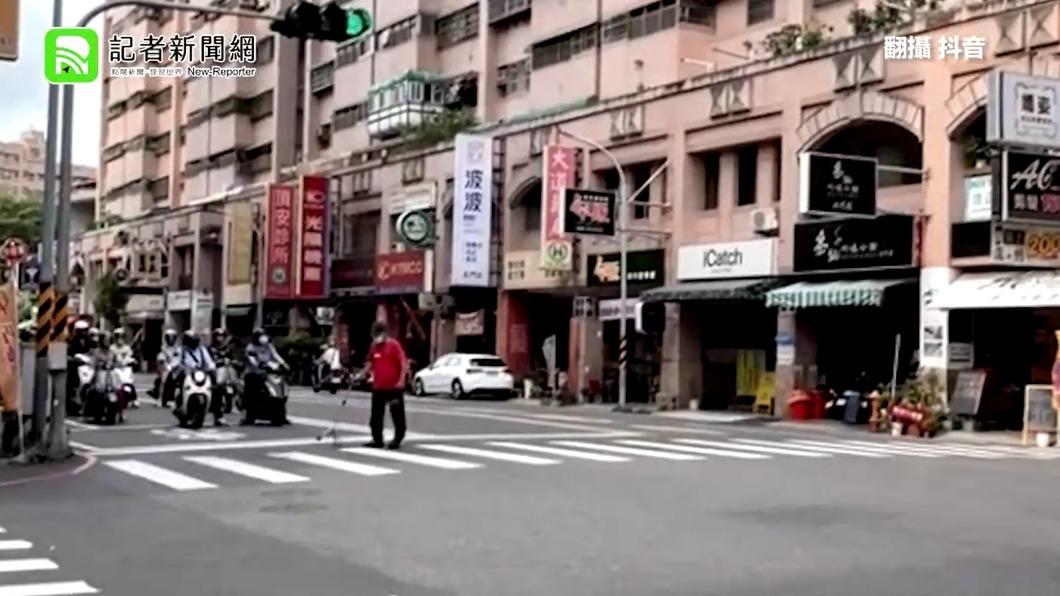暖心!老翁柱枴杖緩慢過馬路 一排機車耐心等他