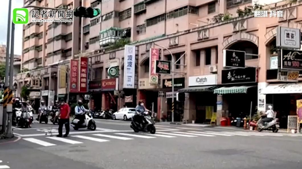 機車騎士等待老翁過完馬路後才通行。（圖／翻攝記者新聞網）
